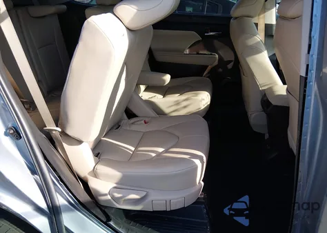 2022 Toyota Highlander Xle z USA, uszkodzony, nr VIN 5TDGZRAH5NS108096